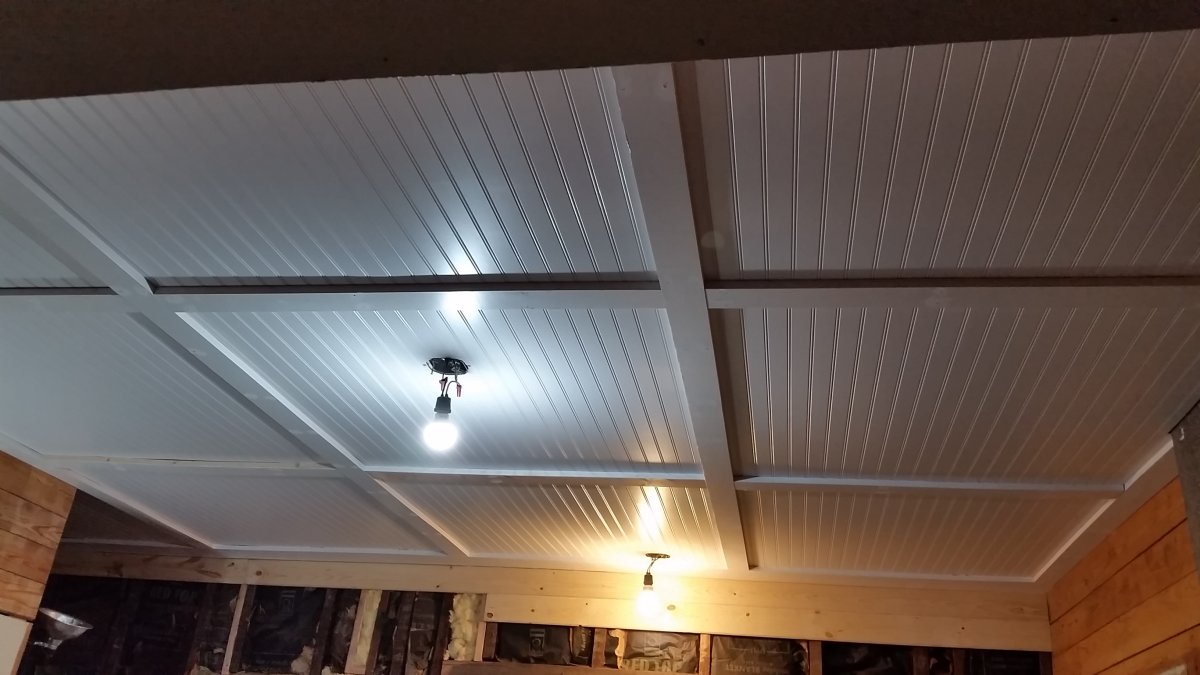 Потолок из профлиста