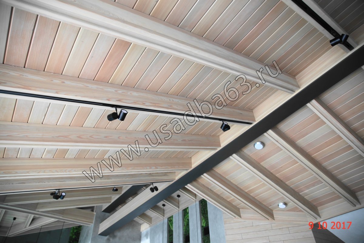 Подшивка потолка с балками
