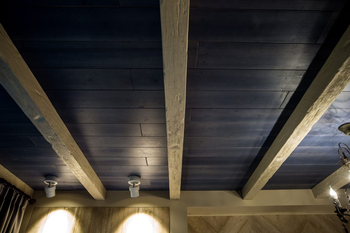 Черный потолок с балками