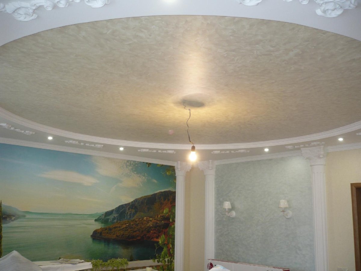 Отделка потолка жидкими обоями