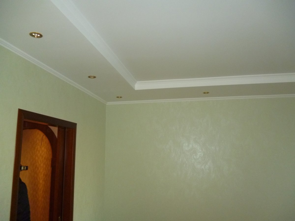 Потолок из гипсокартона с лепниной