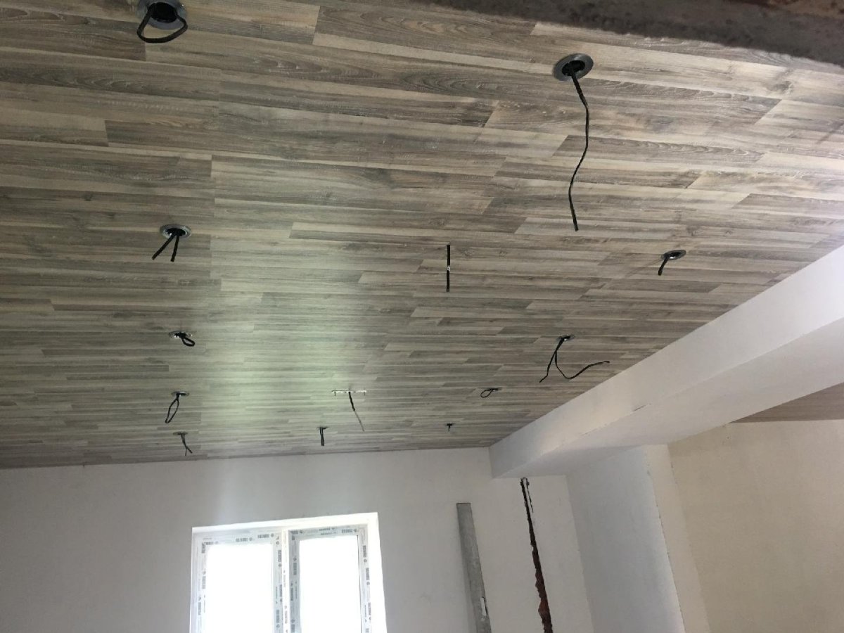 Монтаж ламината на потолок