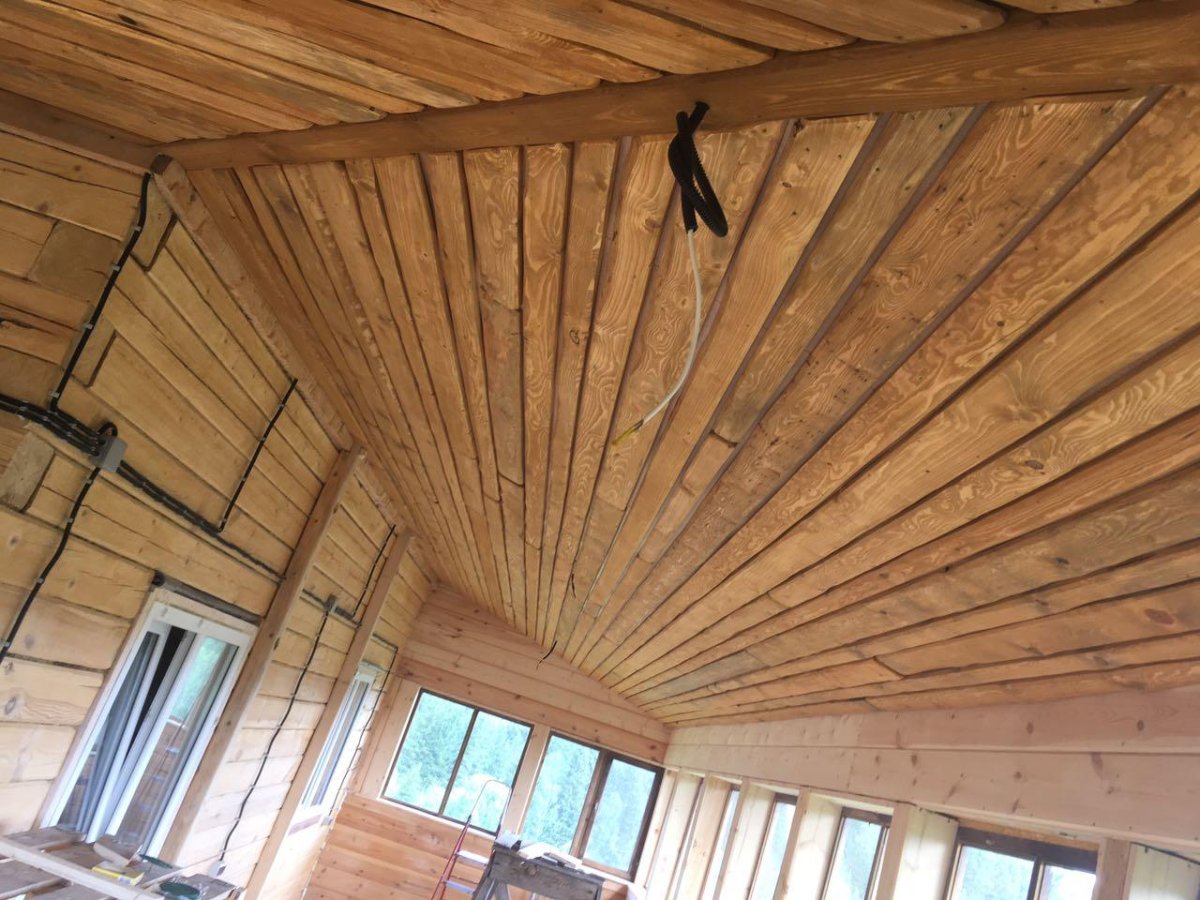 Отделка потолка необпиленной доской
