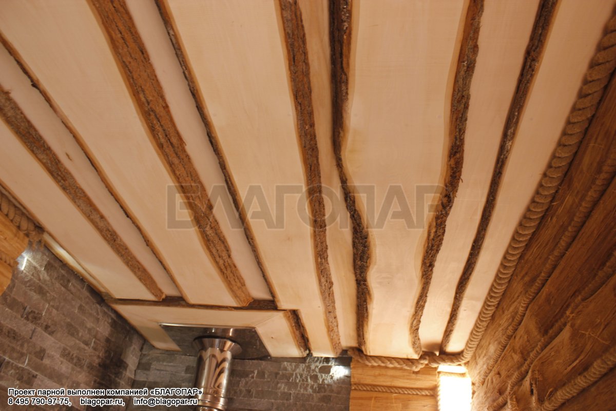 Необрезная доска на потолке