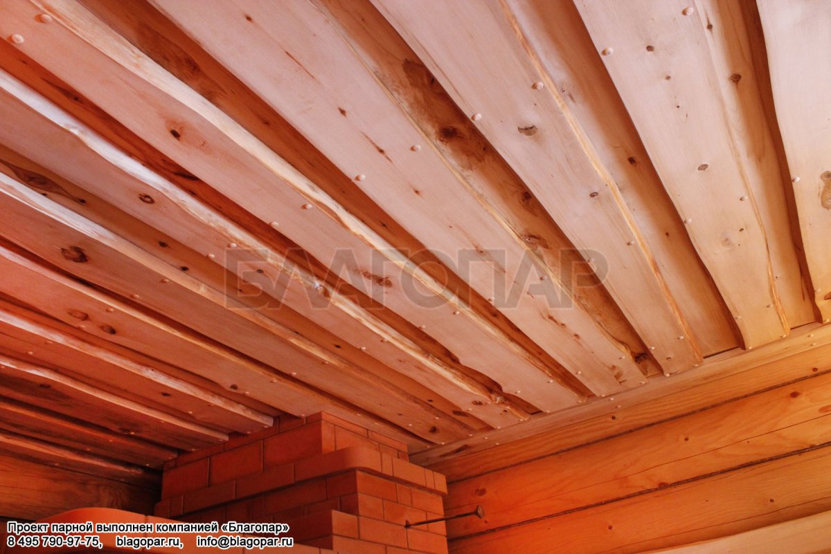 Отделка потолка доской