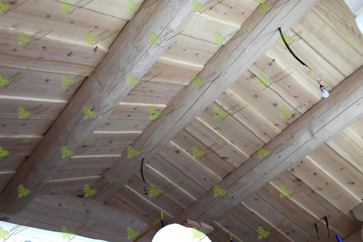 Потолок из необрезного кедра