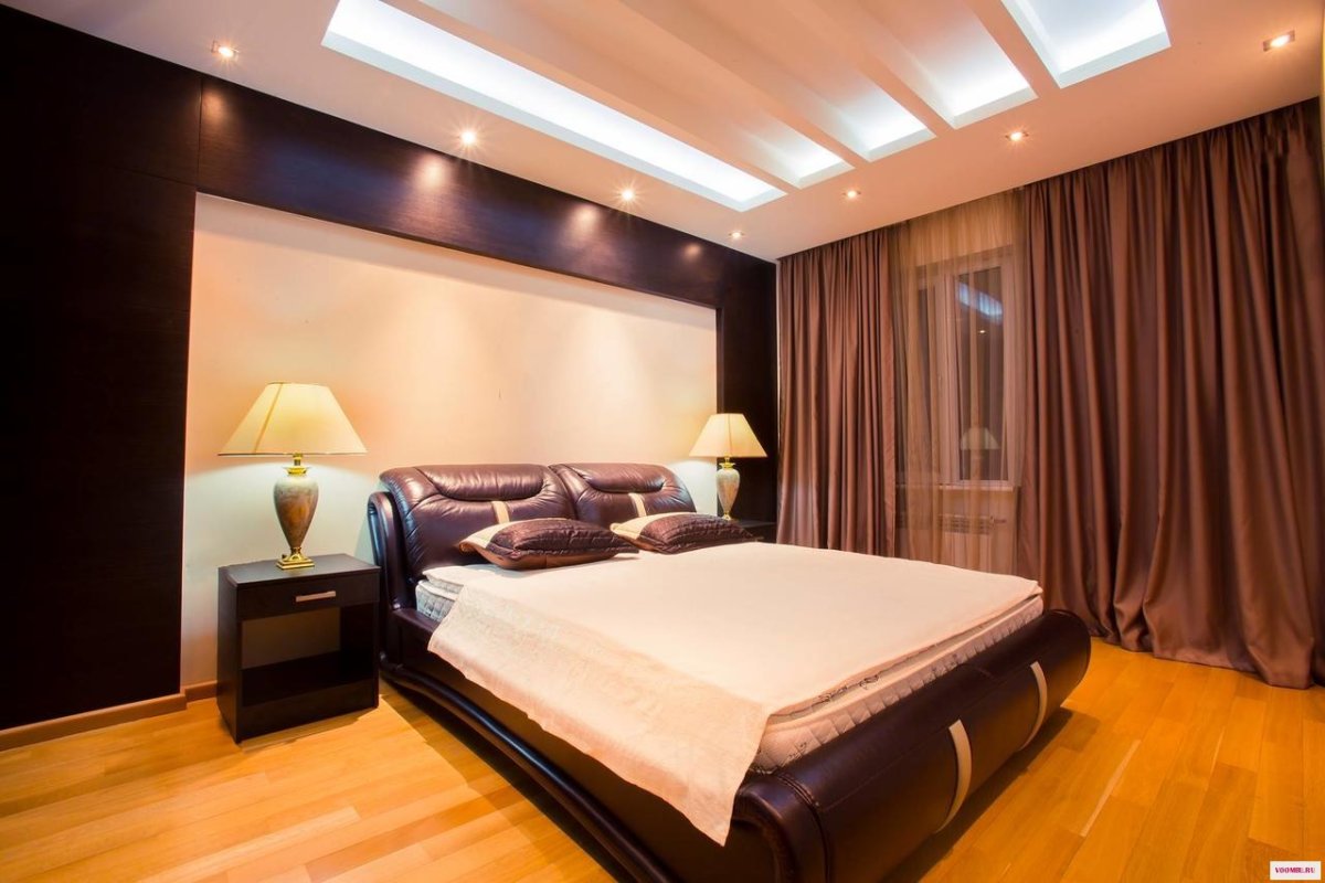 Отделка потолка в гостиной