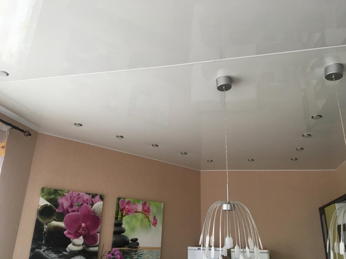 Бесшовный матовый потолок