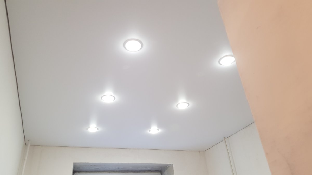 Стык натяжного потолка