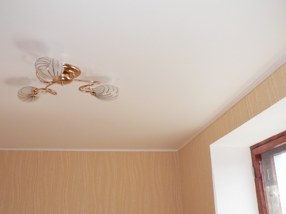 Матовый потолок с теневым профилем