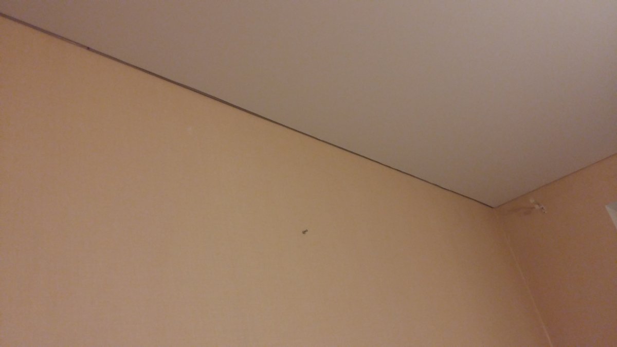 Натяжные потолки глянец со швом