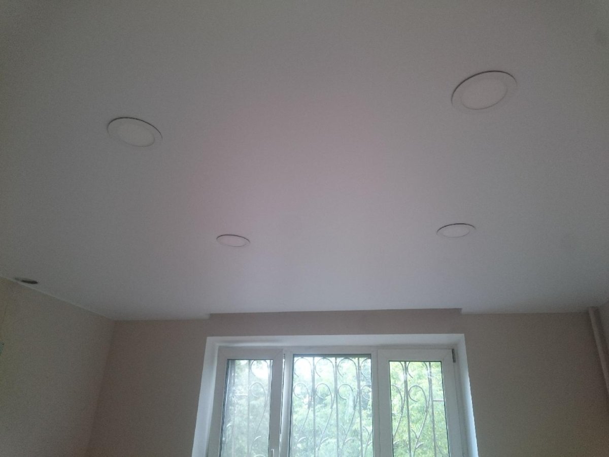 Натяжной потолок бирюзового цвета