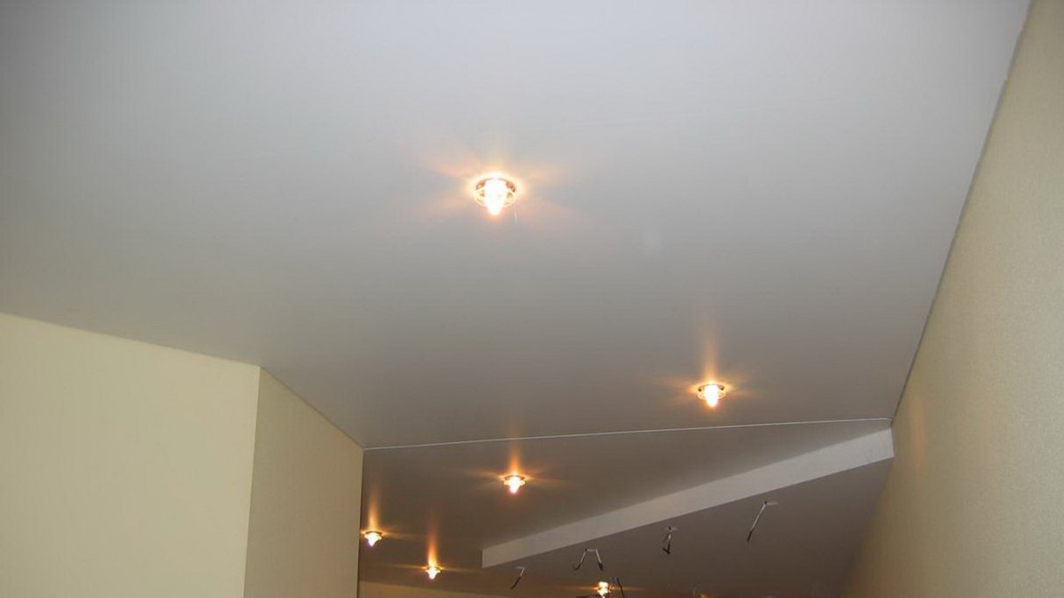 Натяжной потолок без плинтуса