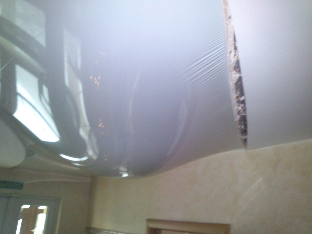 Натяжной потолок в большом помещении