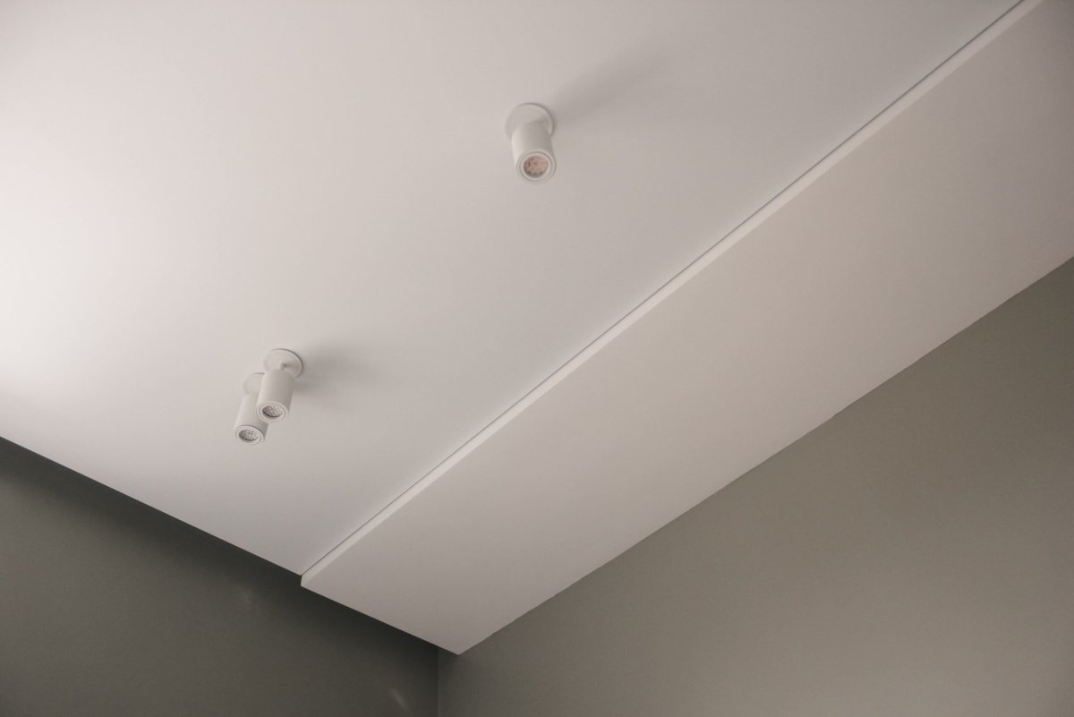 Потолок из гипсокартона без плинтуса