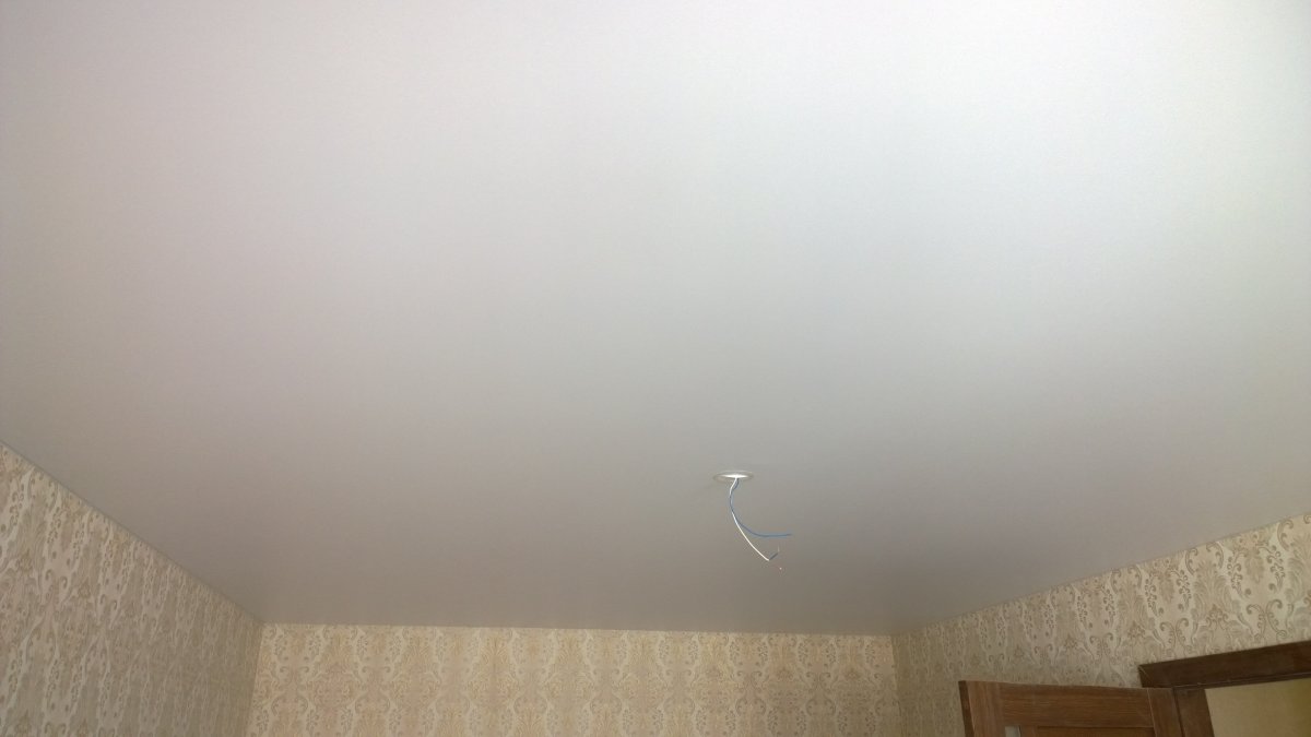 Шовный двухцветный натяжной потолок