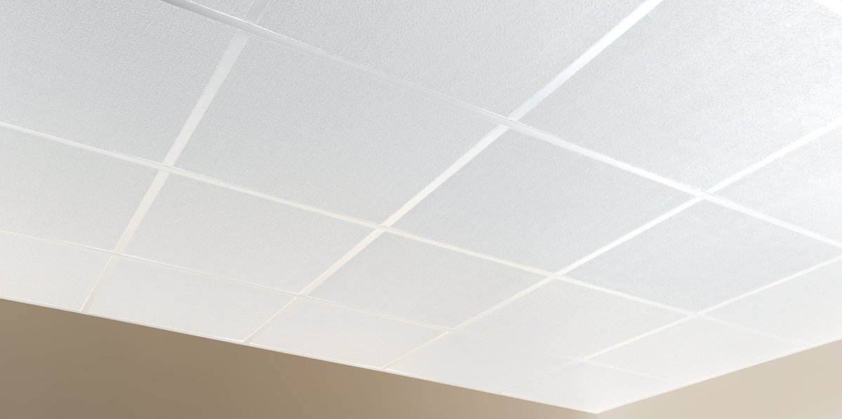 Отделка потолка обоями