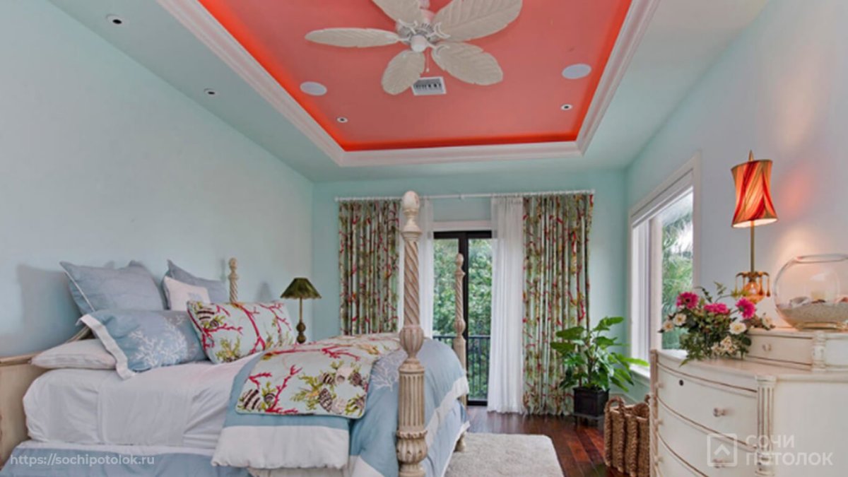 Спальня с розовым потолком
