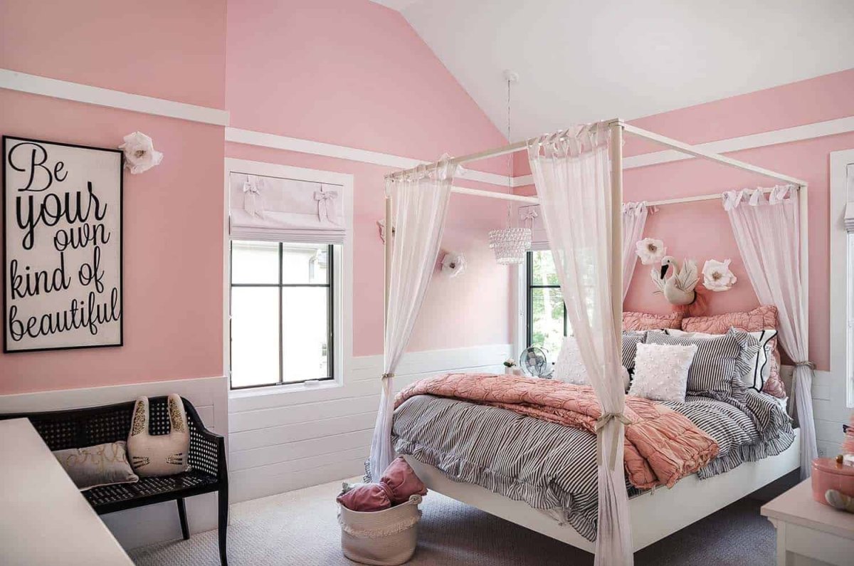 Яркие обои в спальню