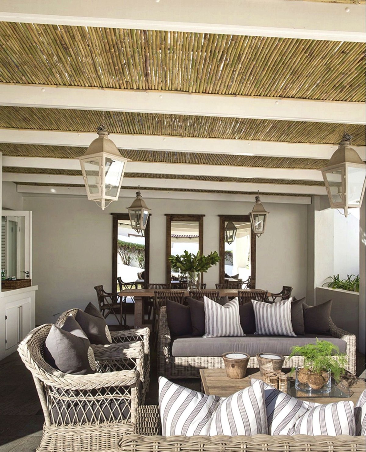 Декор потолка террасы