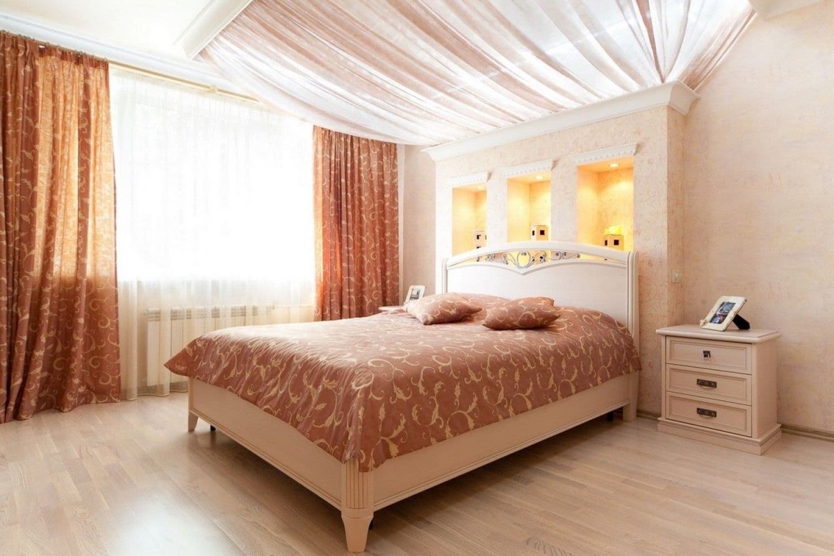 Тканевый потолок в спальне