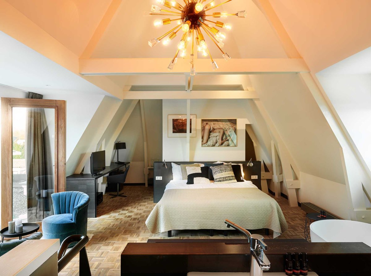 Красивое освещение мансарды