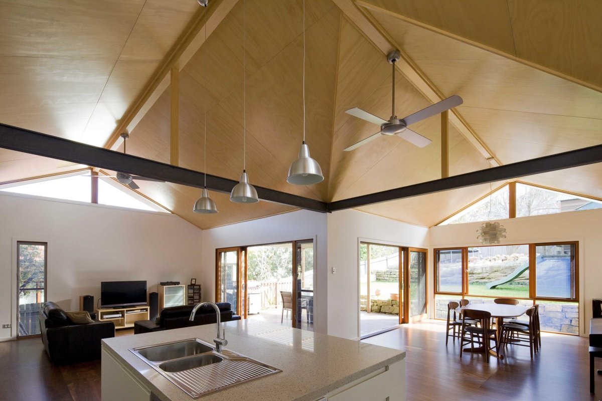 Стильный потолок из фанеры