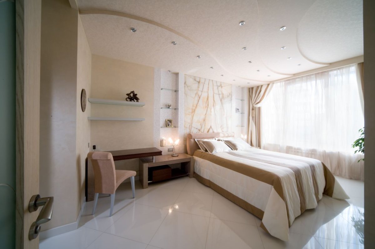 Натяжной потолок в спальне