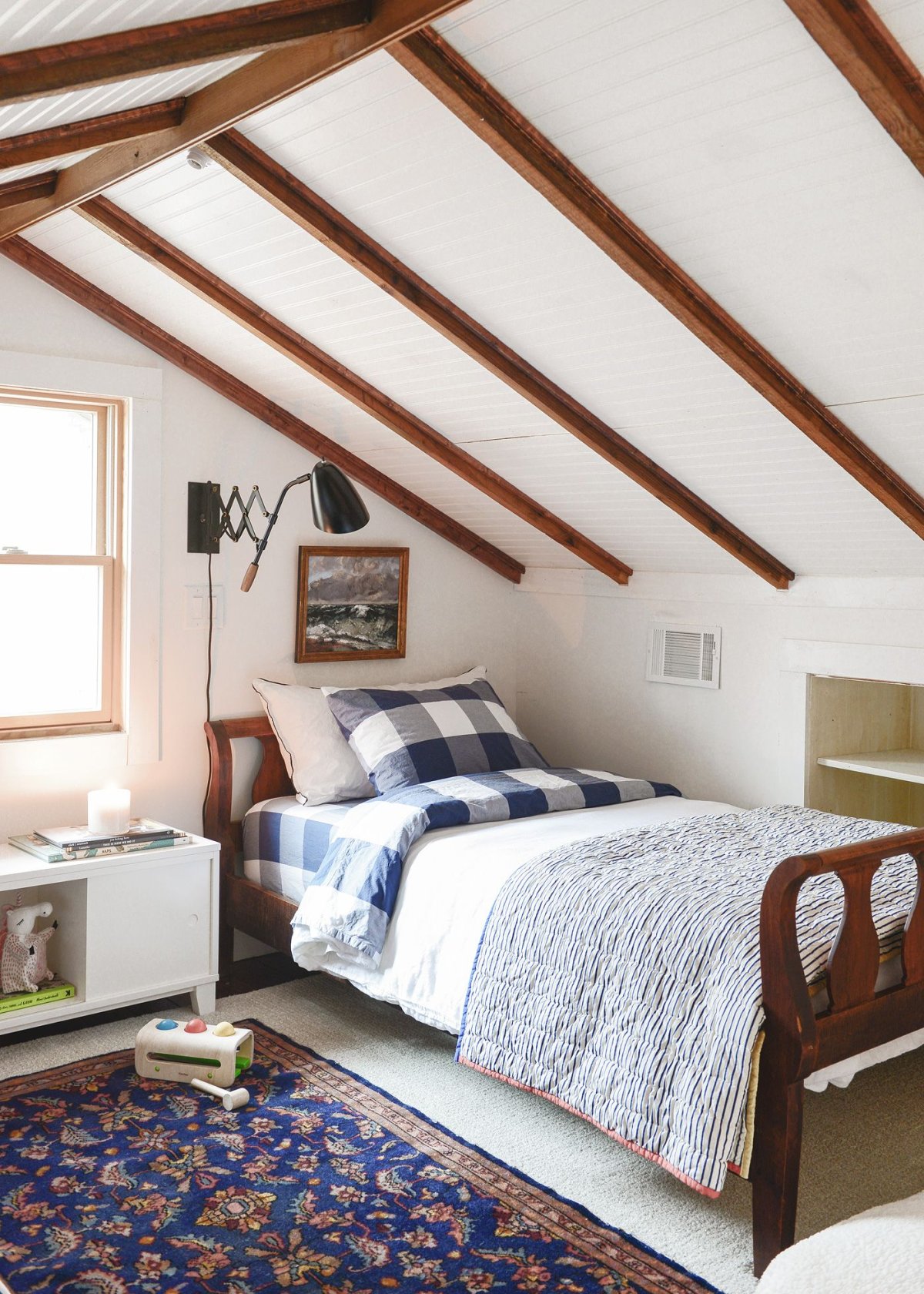 Дизайн спальни на мансарде со скошенным потолком фото