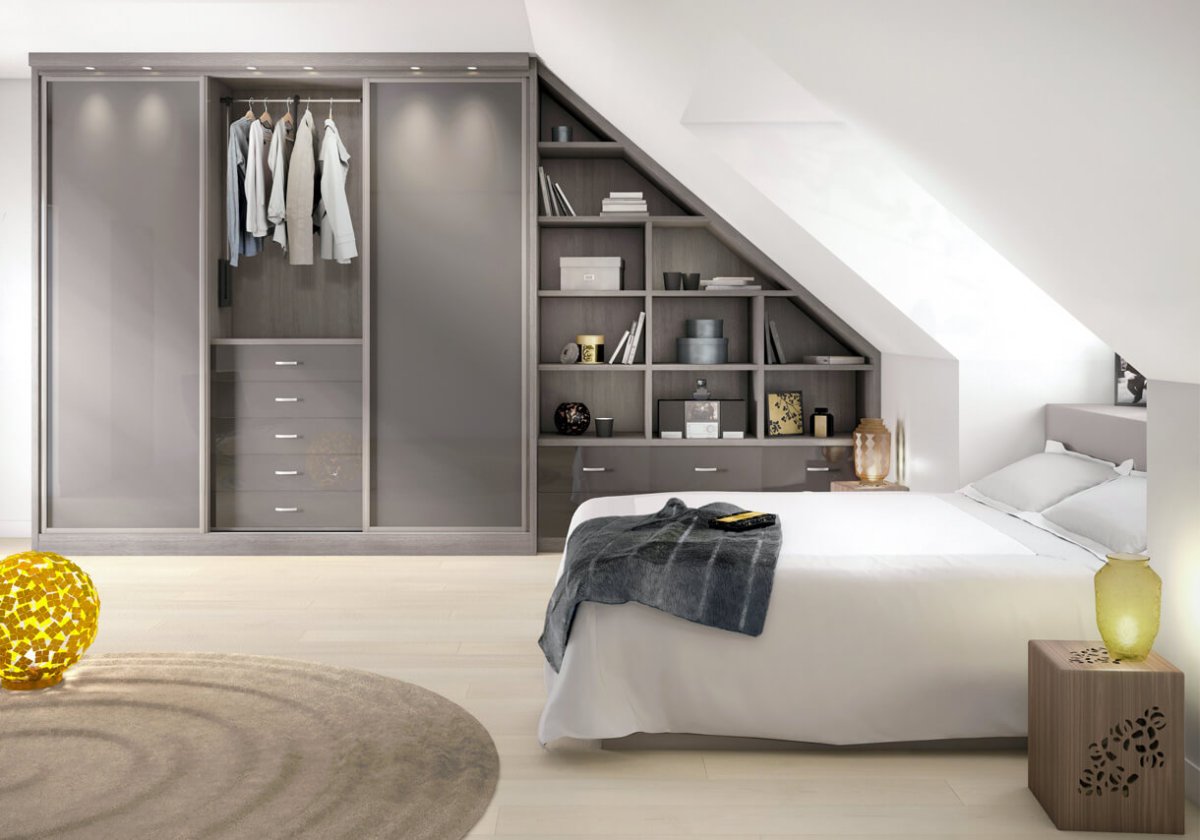 Встроенные шкафы на мансарде