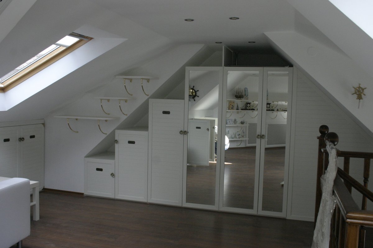 Мебель на мансарде со скошенным