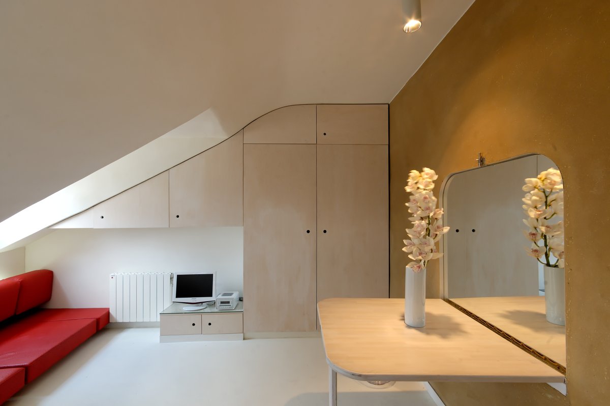 Гостиная с наклонным потолком