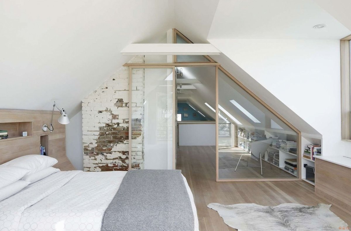 Спальня под скошенной крышей