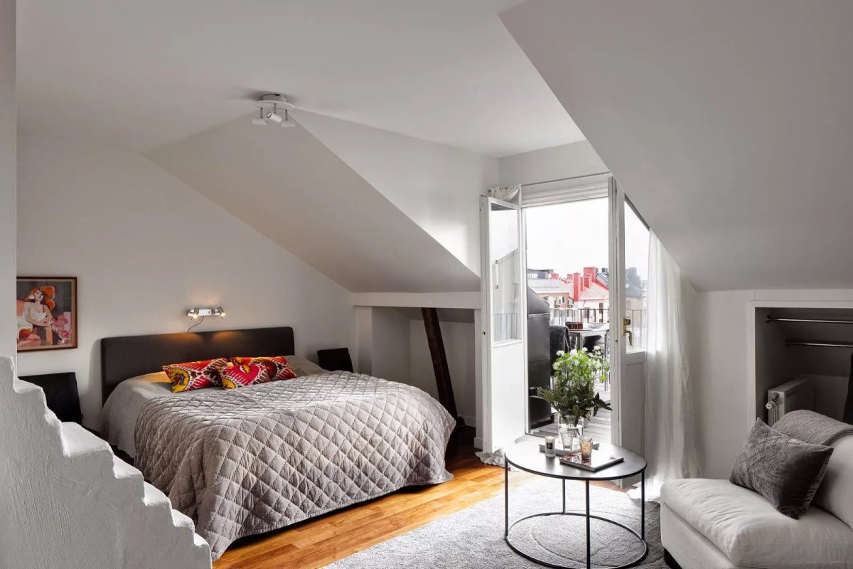 Люстра на скошенном потолке