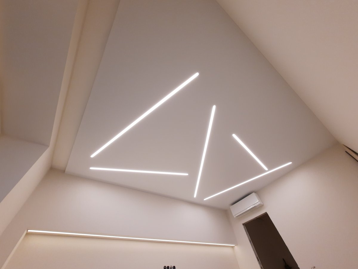 Световые линии на потолке на кухне