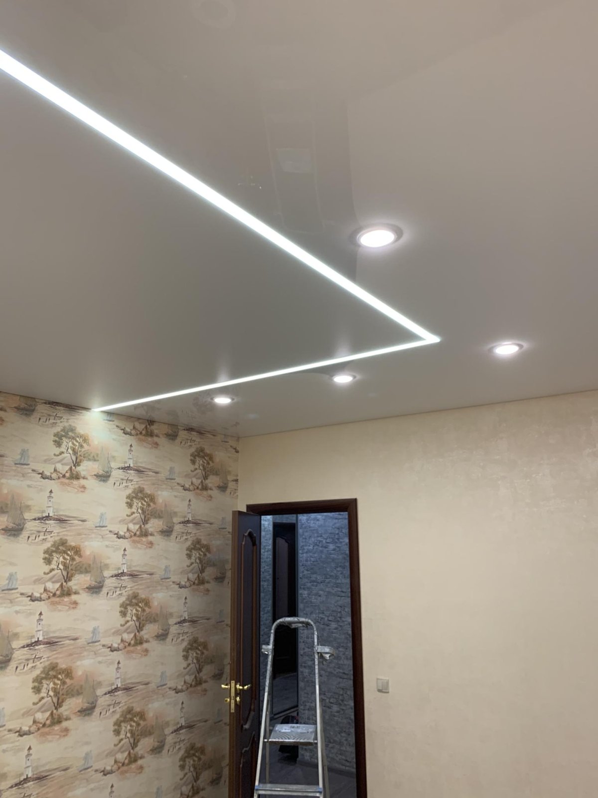 Световые линии на натяжном потолке фото в зале