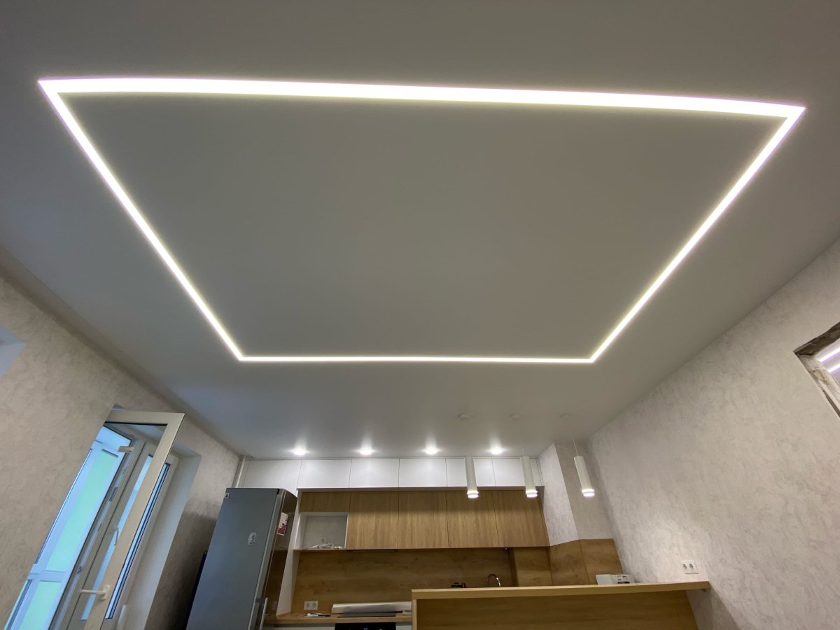 Световые линии на натяжном потолке