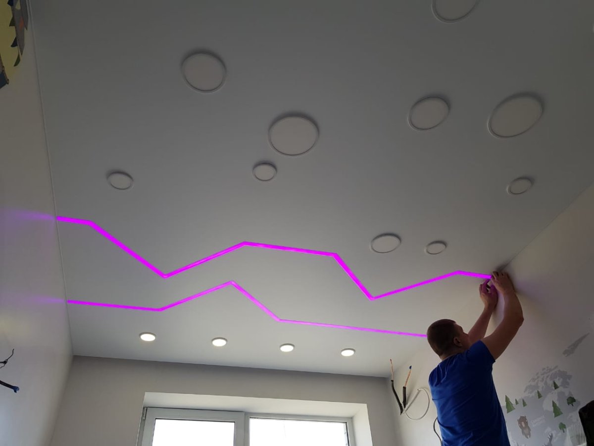 Натяжные потолки световые линии в интерьере