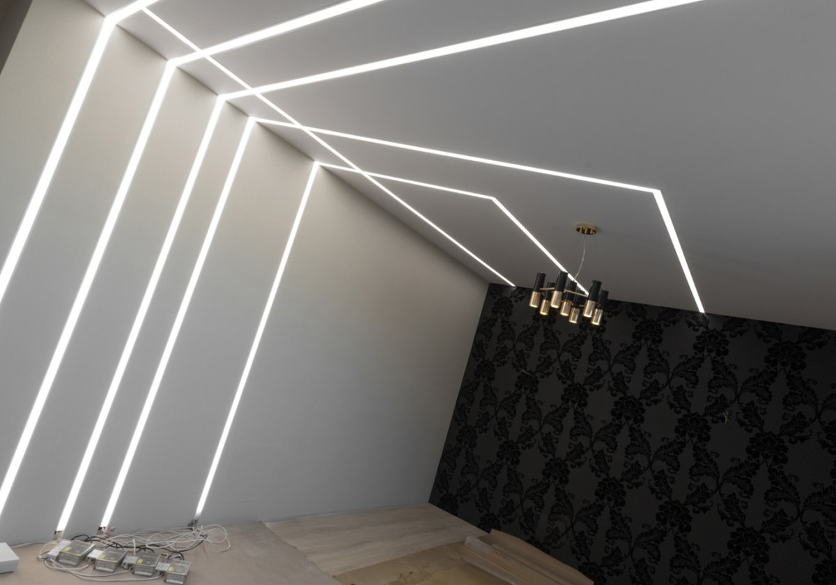 Световые полосы на натяжном потолке