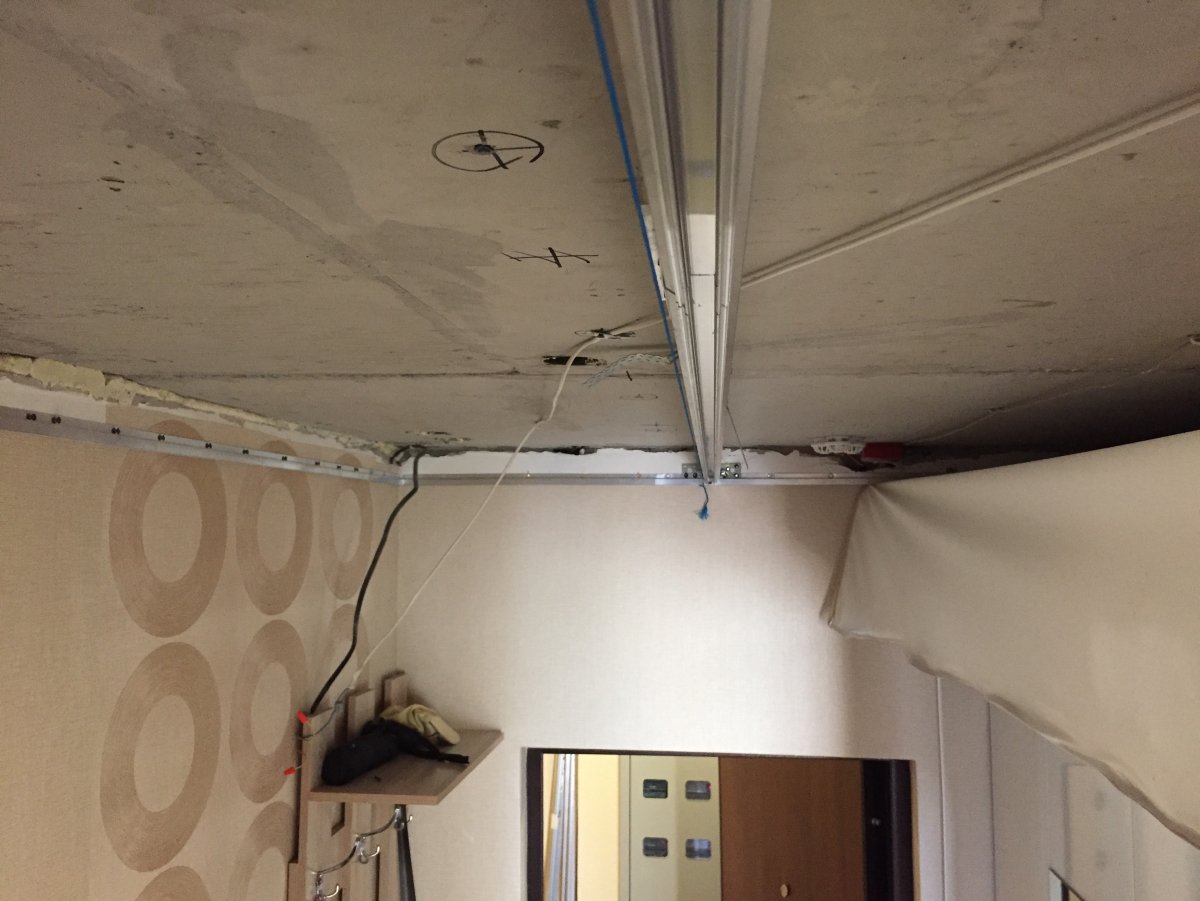 Световые полосы на потолке