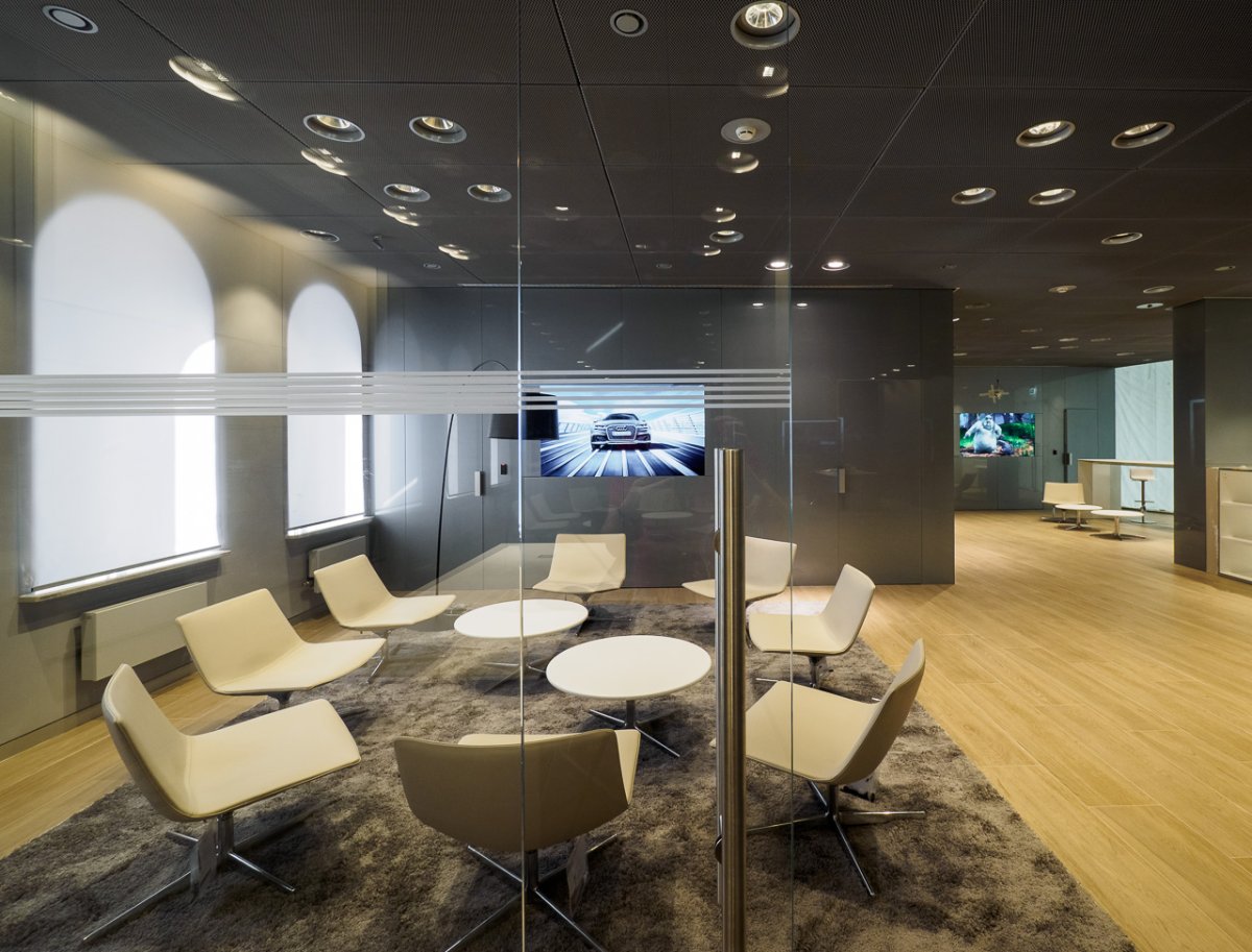 Красивый потолок для офисного здания