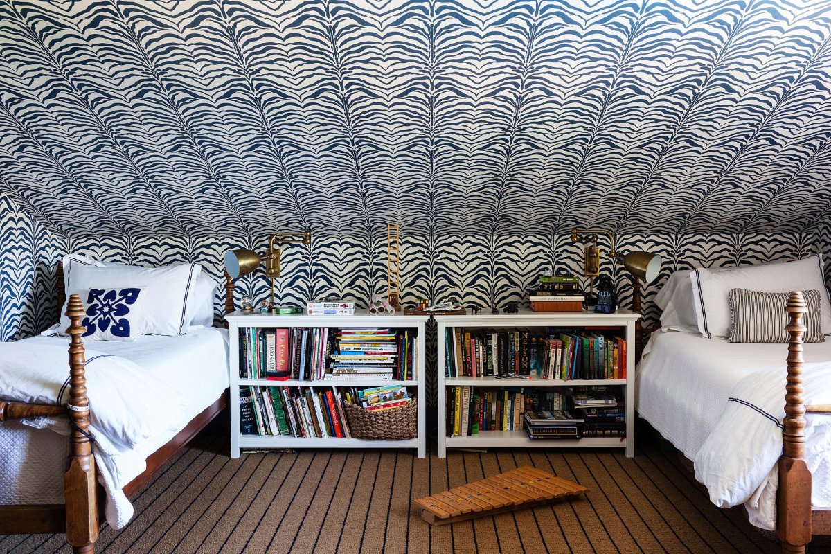 Фотообои на дверь самоклеющиеся