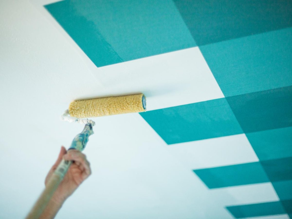 Оригинальная поклейка обоев потолка