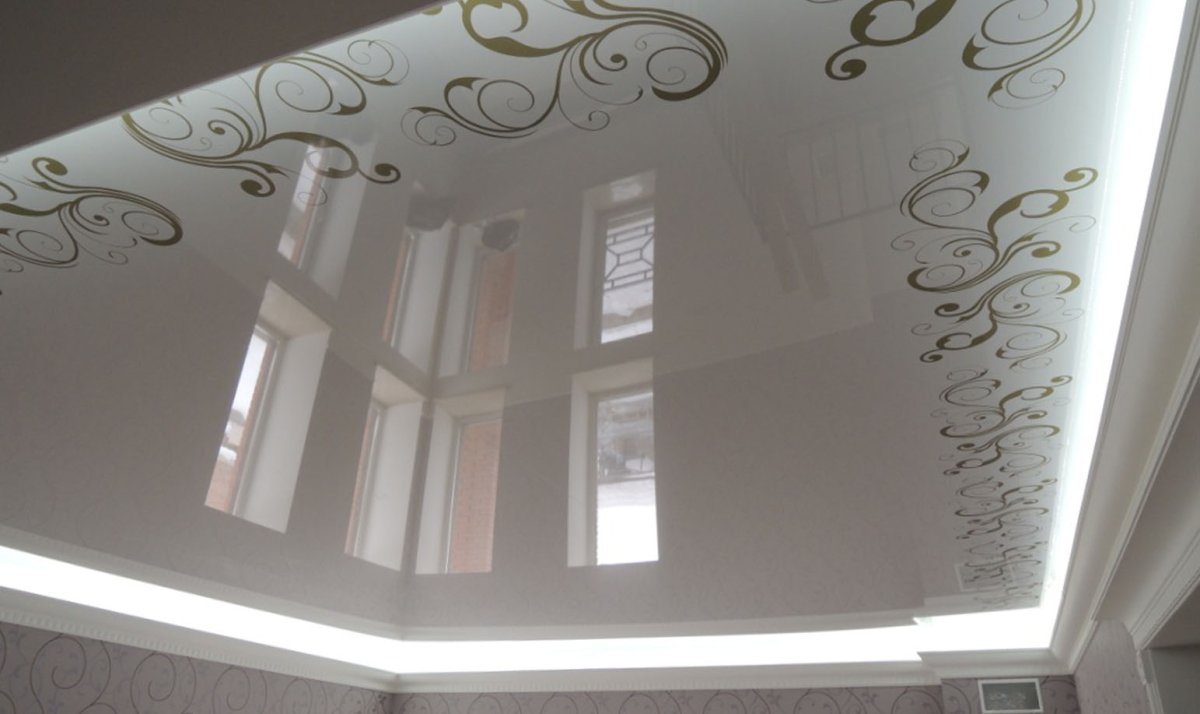 Потолок с орнаментом по краям
