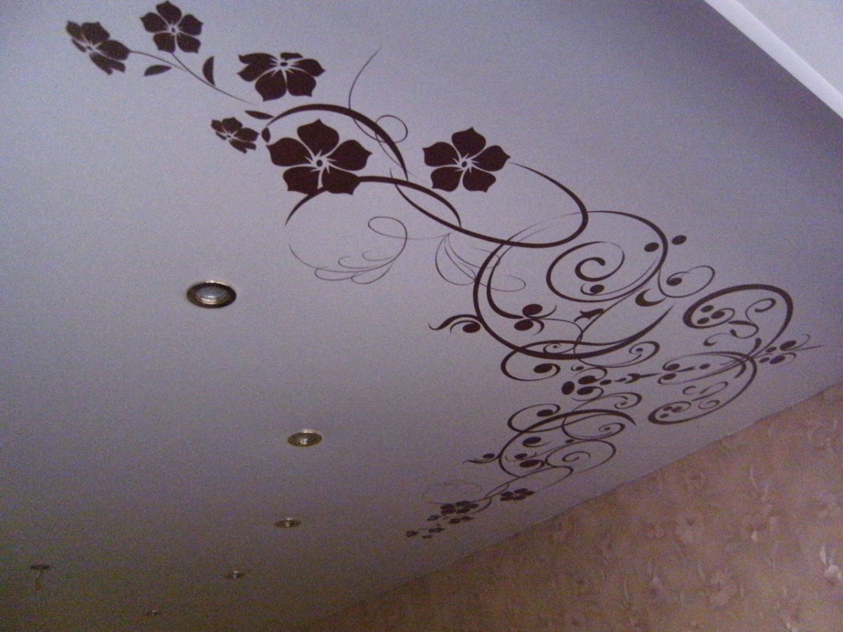 Бежевый потолок с орнаментом