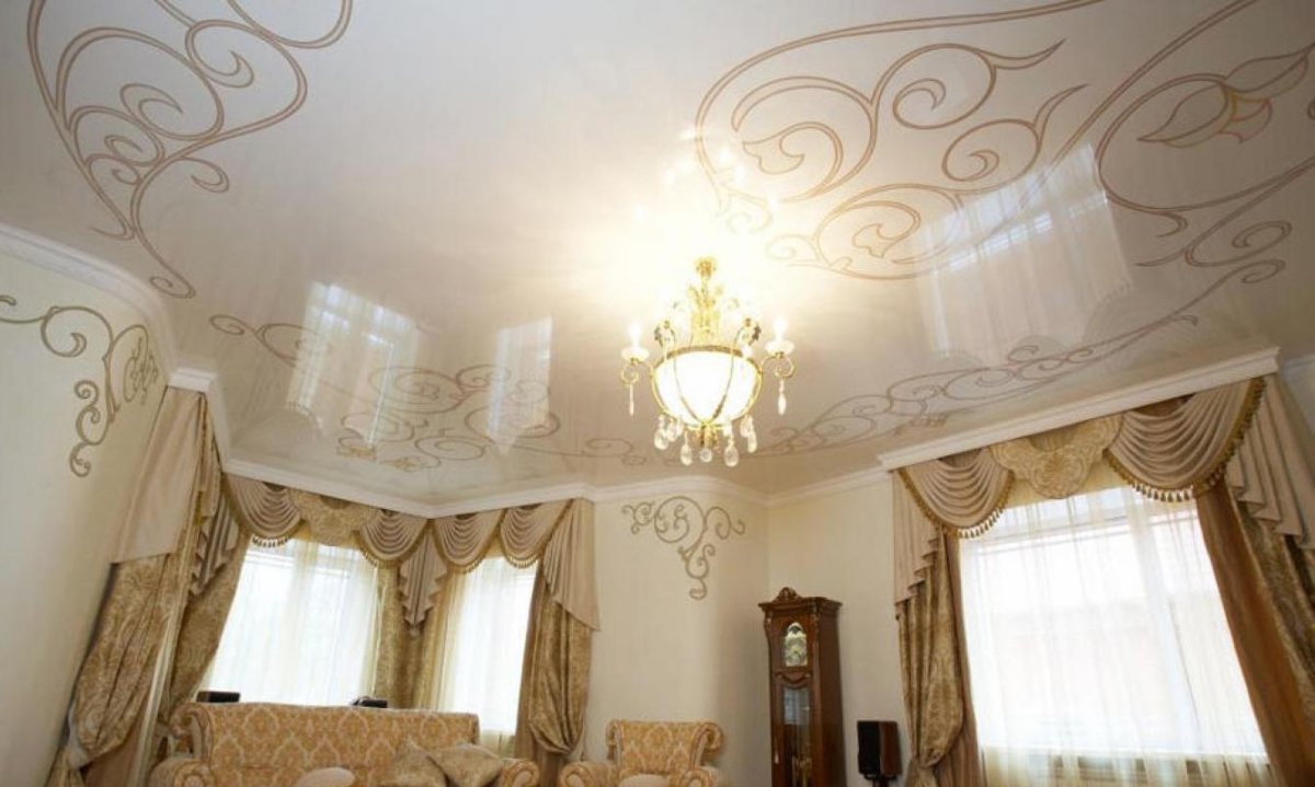 Потолок натяжной с узорами в гостиную.