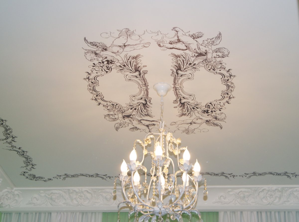 Натяжной потолок с вензелями