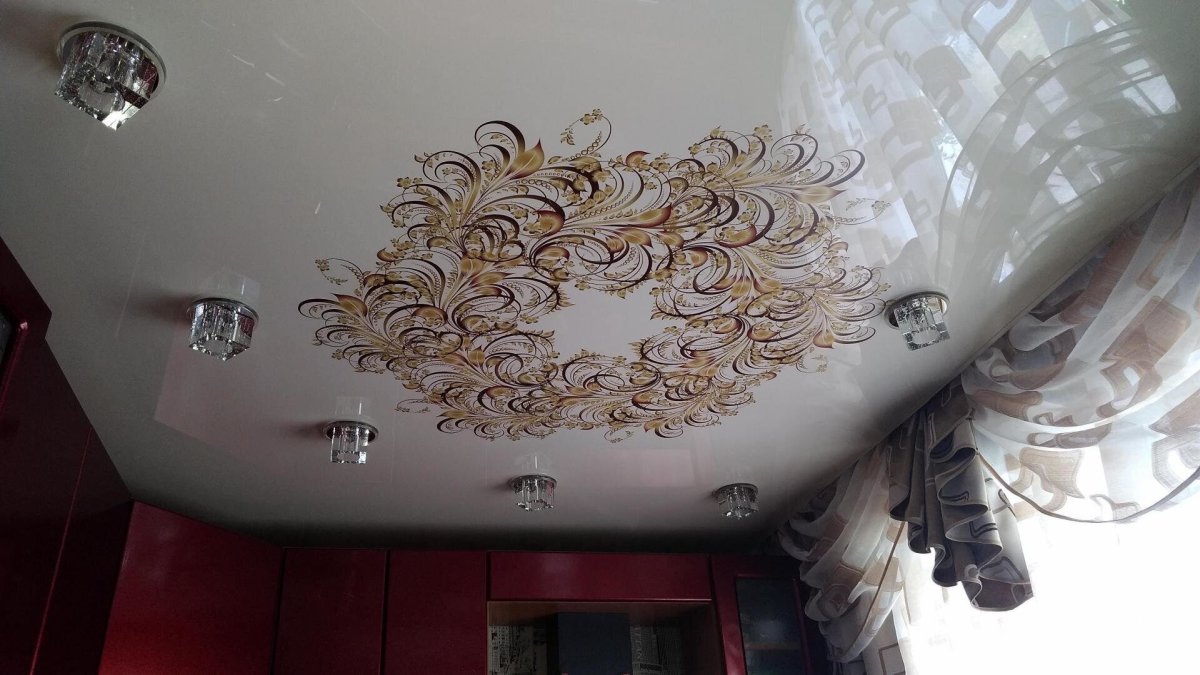 Черный потолок в зале