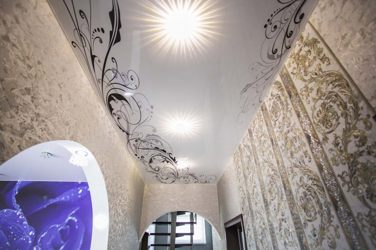 Натяжные потолки глянцевые с узорами