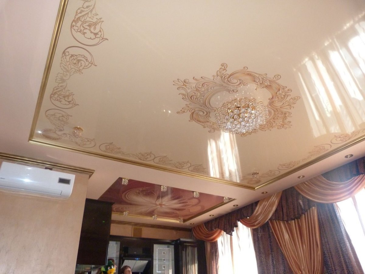 Интерьер зала с вензелями